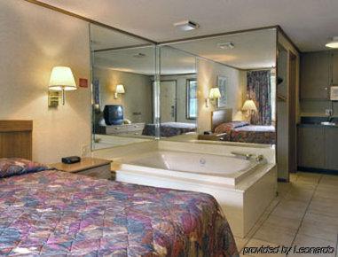 Knights Inn Greenville Room photo